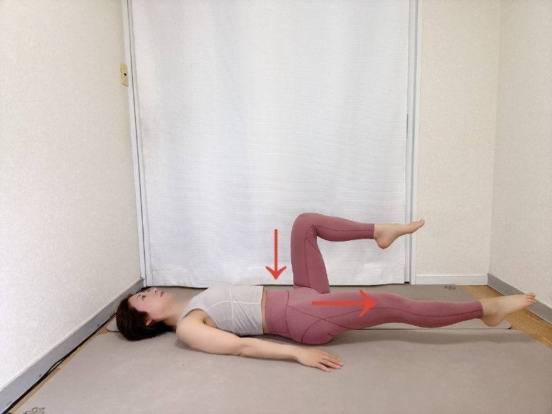 仰向けで右脚を浮かせて膝を90度に曲げ、左脚を床すれすれまで下した体勢
