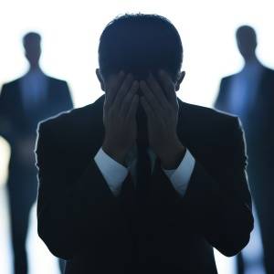 「評価されないと不安になる…」職場での“他者承認依存”に気づいたときの対処法｜心理師が解説