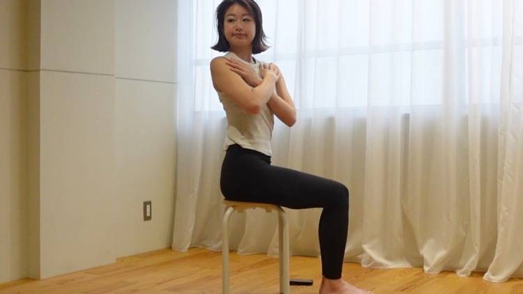 【座ったままOK】背骨周りがじんわりほぐれる！背中のこり解消&姿勢改善「簡単ツイストストレッチ」