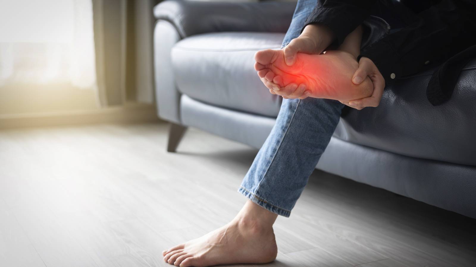 その痛み、在宅勤務で急増した“テレワーク足”が原因かも｜足の専門医が解説する脚に優しくない習慣