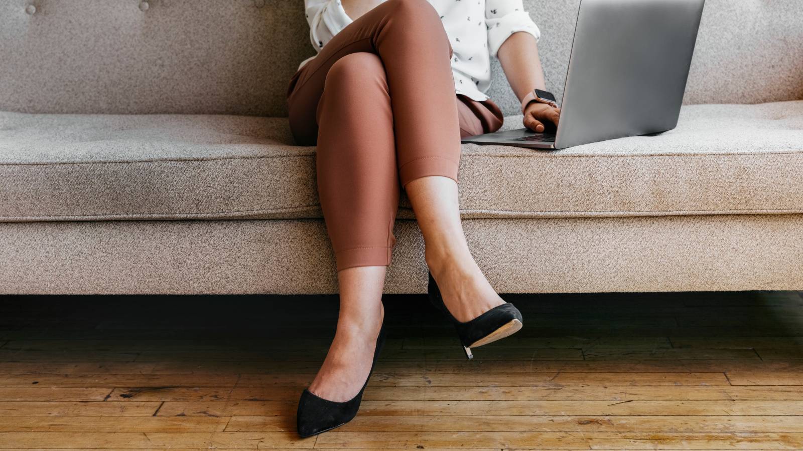 「脚を組む」は左右負担を均等にしてもムダ？！骨盤まで歪むのは本当？【足専門クリニック院長】が警鐘