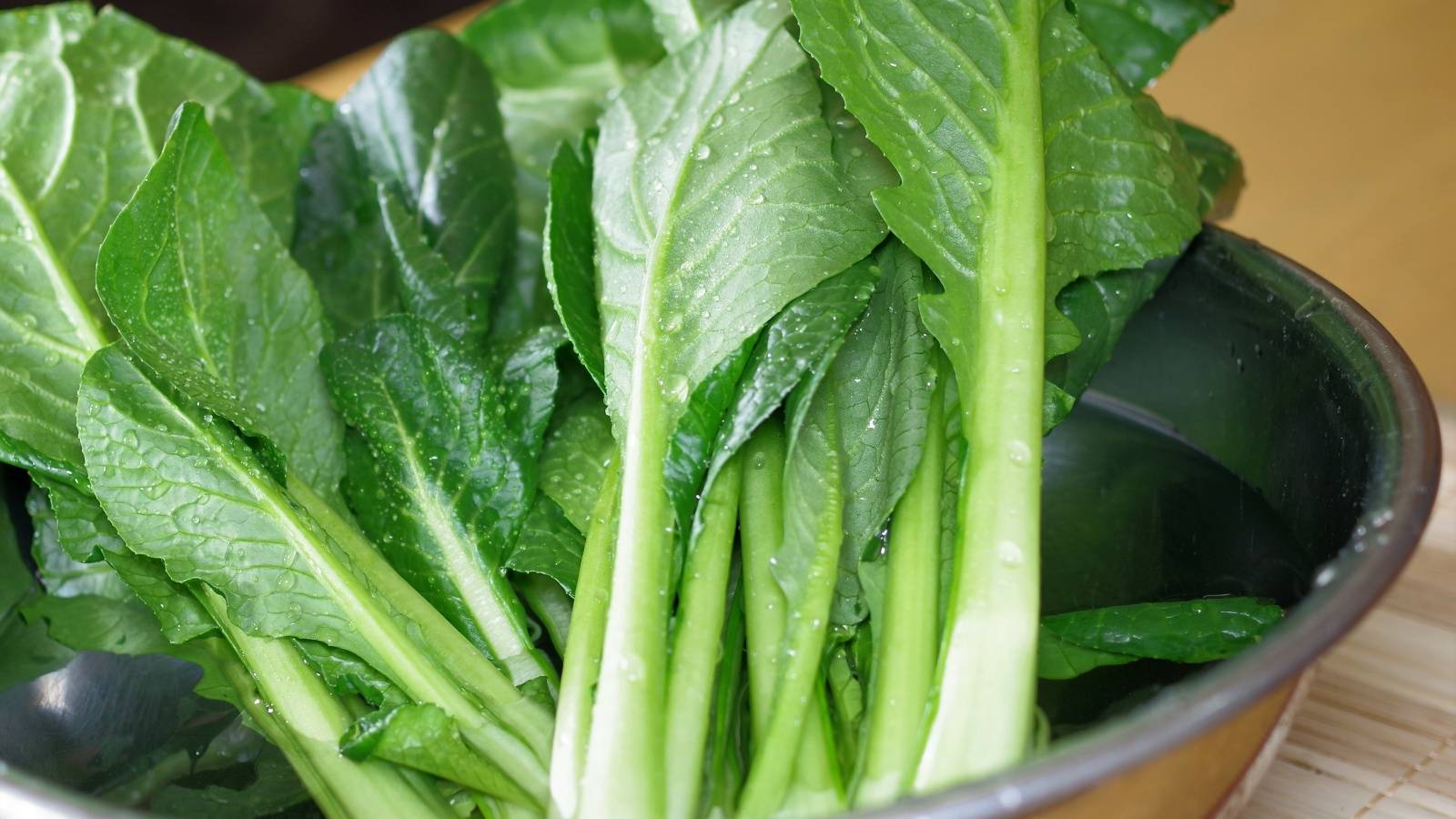 「今まで水にさらしていたわ…」やってはいけない「小松菜」のNGな下処理方法とは？