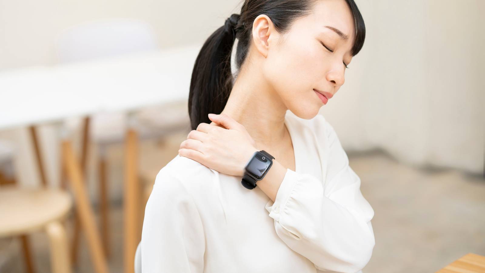 気持ちよ〜く伸びる！肩を回しても変わらない肩こりに＜胸と背中に効かせる＞壁を使ったポーズ