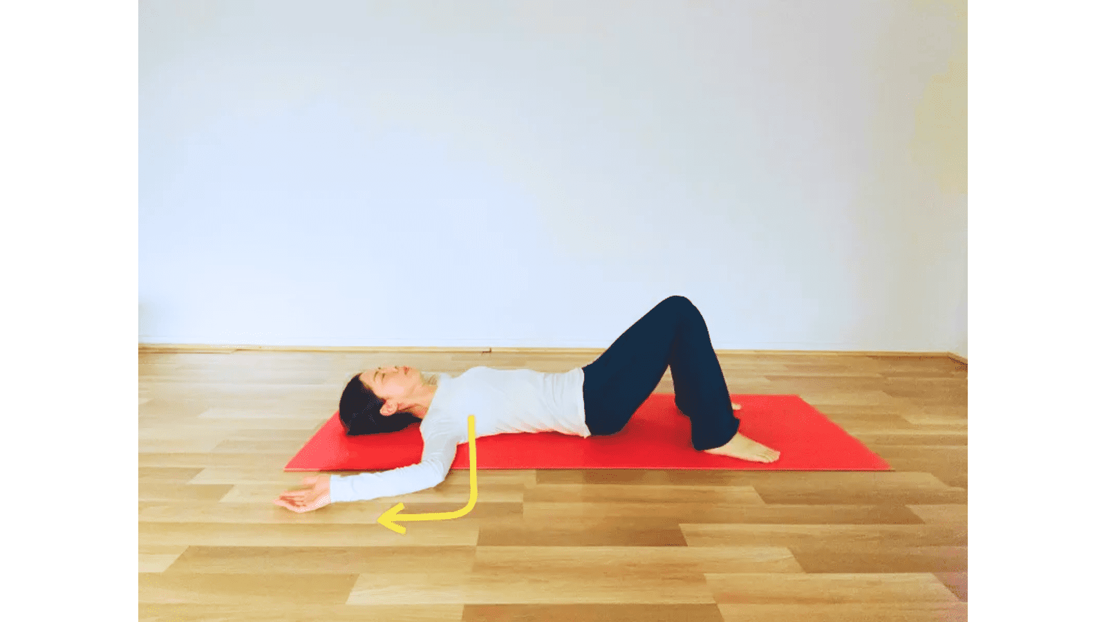 1日の終わりの体のバキバキ感と寝つきの悪さをまとめて解消！寝たまま簡単ストレッチ