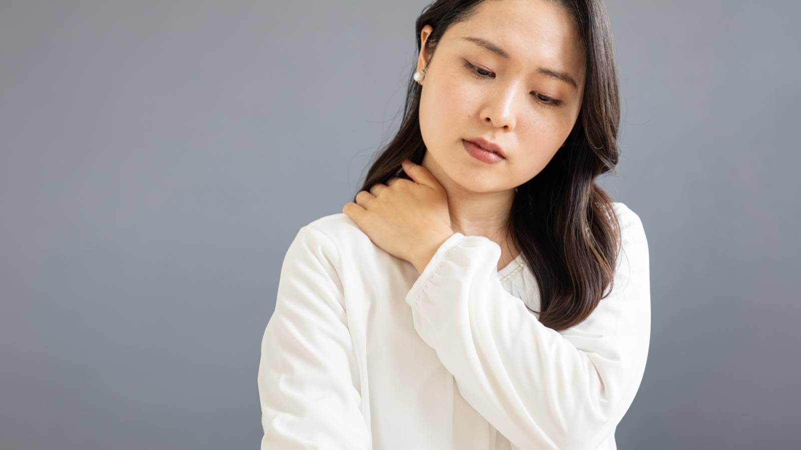 肩こりの原因は肋骨まわりにあり！土下座姿勢で肩こりが軽くなる簡単ストレッチ