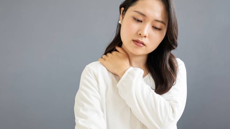 肩こりの原因は肋骨まわりにあり!土下座姿勢で肩こりが軽くなる簡単ストレッチ