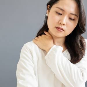 肩こりの原因は肋骨まわりにあり！土下座姿勢で肩こりが軽くなる簡単ストレッチ