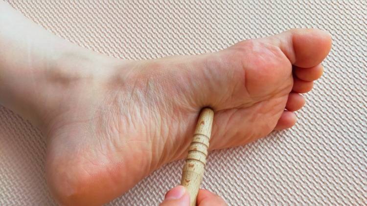 【元気を出すためのとっておきのツボ】精神が安定し、体と心の疲れを癒す「湧泉のツボ」押し方