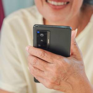 スマートフォンを使用する高齢者は認知機能の低下率が低い？研究結果が示唆