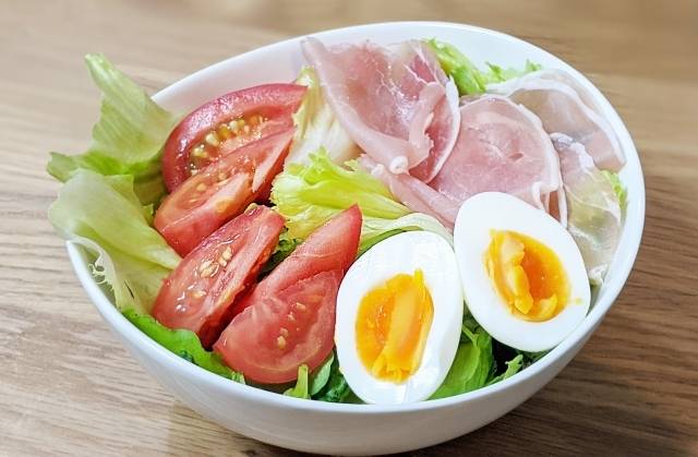 卵トッピング野菜サラダ