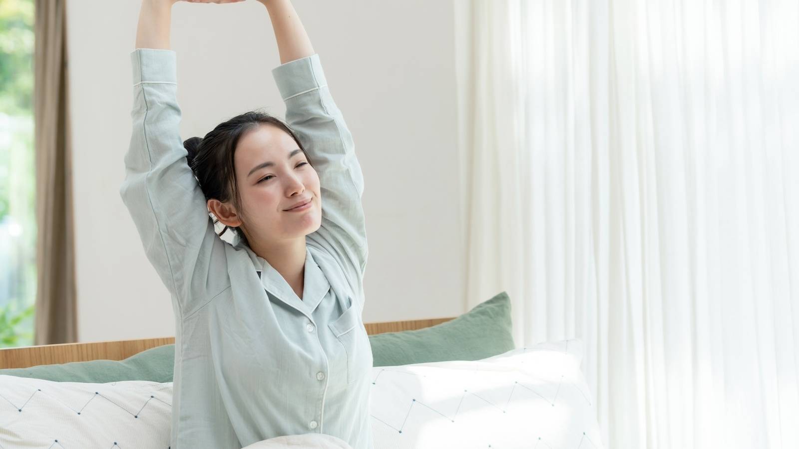 明日の朝からやってみよう!春の睡眠を整える〈スッと目覚める朝ストレッチ〉ベッドの中でできる