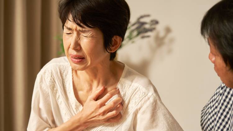 「突然息苦しくなる…」更年期とパニック障害！原因は？ツボ押しと呼吸で対策ケア
