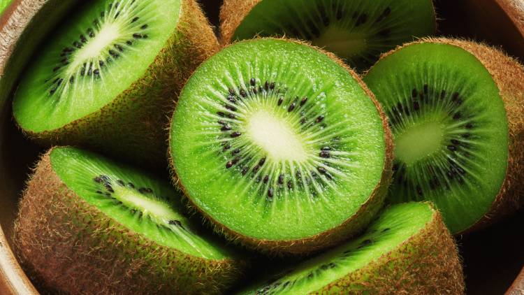 組み合わせと食べ方次第で「苦み」が出る！？意外すぎる【キウイ】のNGな食べ方｜管理栄養士が解説
