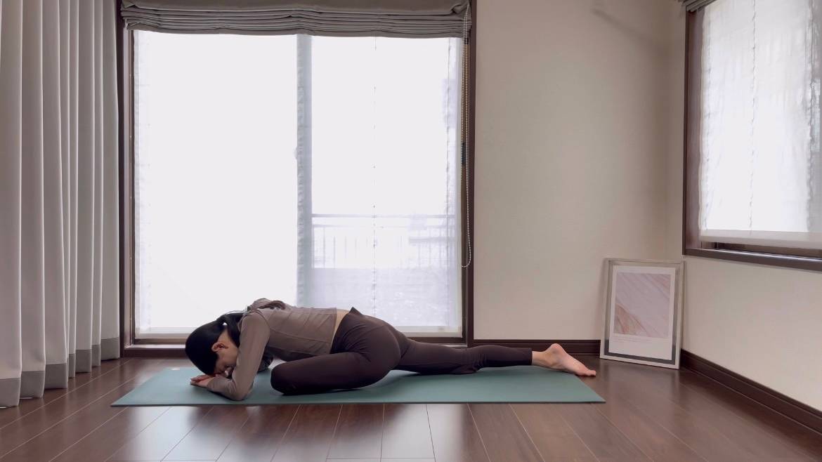 半分の鳩のポーズ