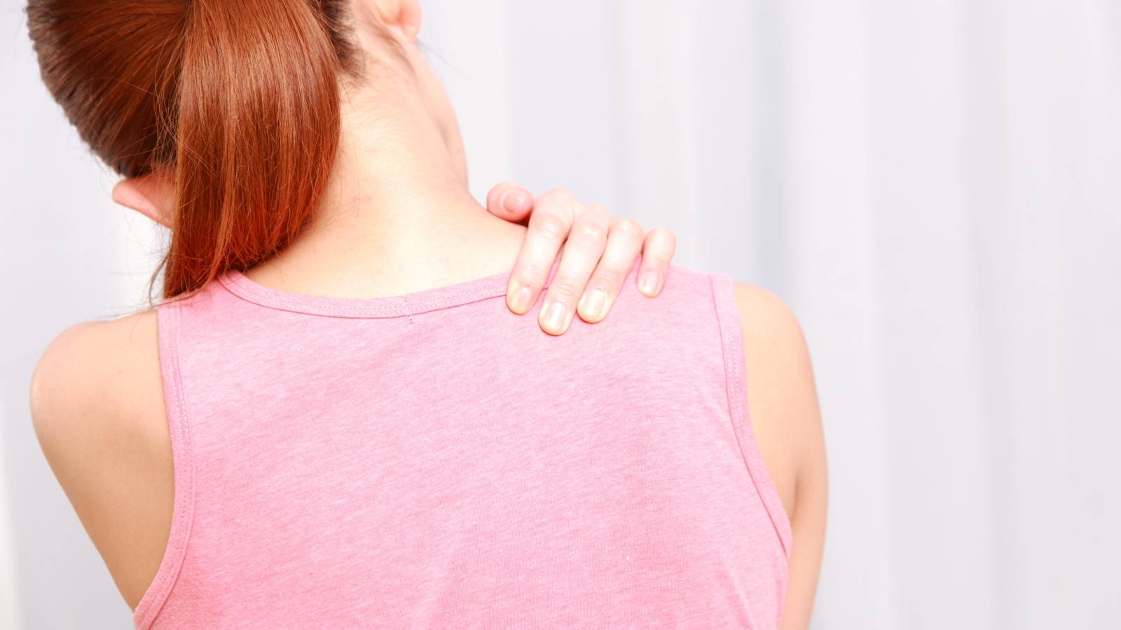 長時間スマホを見てる人に多い「肩のこりと痛み」のお悩みを解消！固まった筋肉をほぐす【セルフハグ】