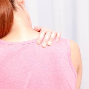長時間スマホを見てる人に多い「肩のこりと痛み」のお悩みを解消！固まった筋肉をほぐす【セルフハグ】