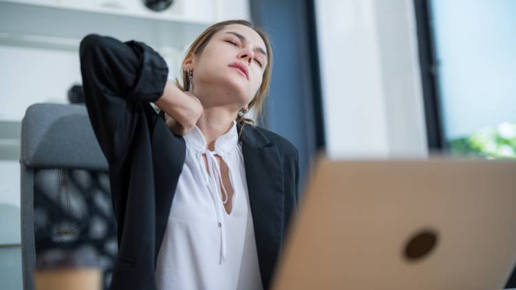 長時間のPC作業やスマホで起こる【首こり・肩こり・頭痛】に効く!肩周りのガチガチ筋肉をほぐす運動