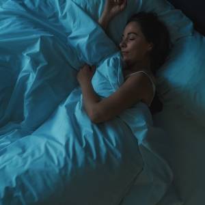「眠れない」「疲れが取れない」現代人に多い悩みに→毎晩たった1分で深く眠れる！睡眠導入ストレッチ