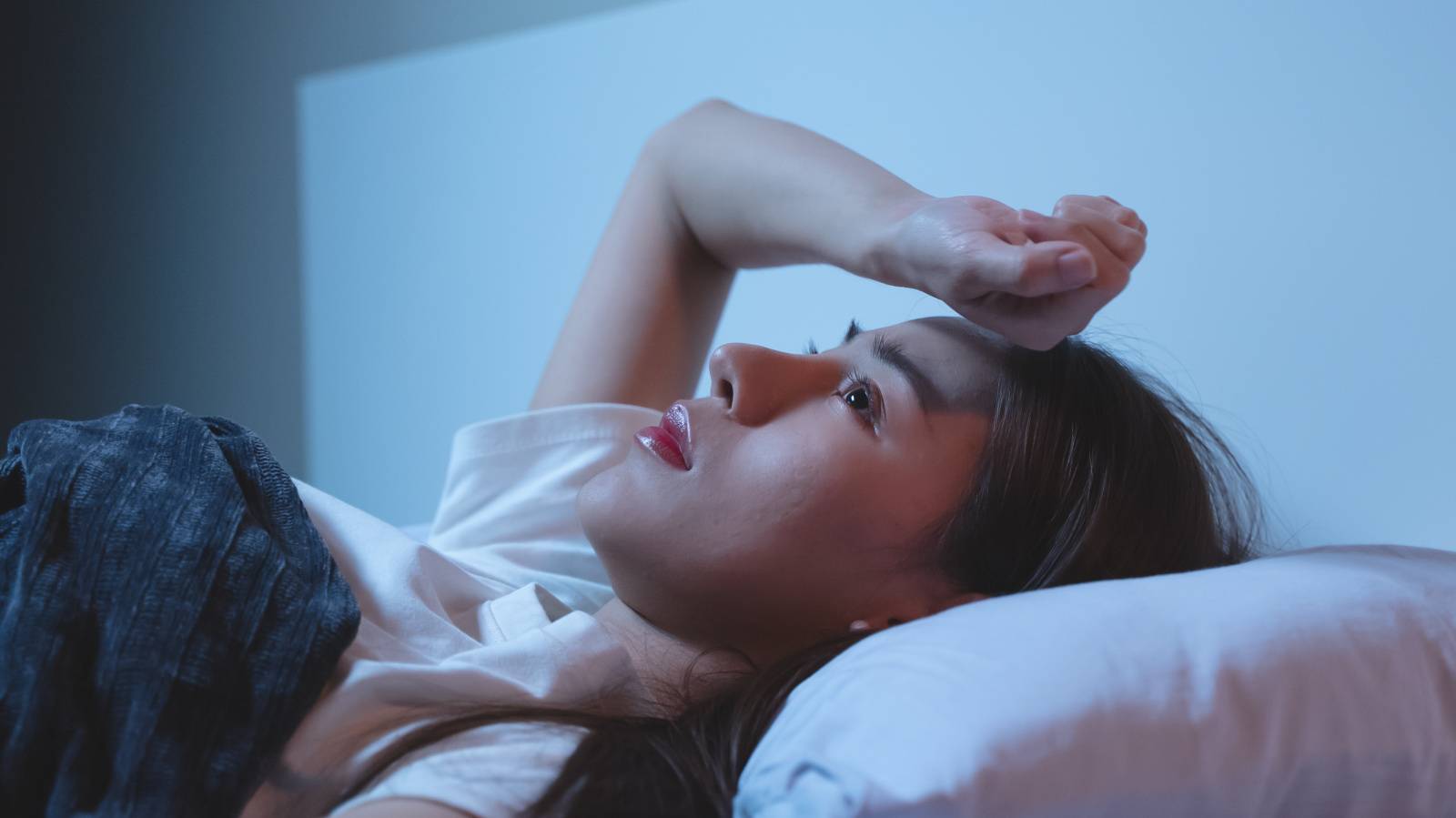 更年期世代のお悩み「朝まで熟睡できない…」を解消！脚を上げるだけ【快眠を促す楽ちん壁ストレッチ】