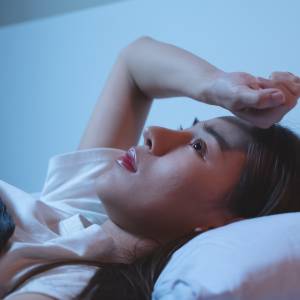 更年期世代のお悩み「朝まで熟睡できない…」を解消！脚を上げるだけ【快眠を促す楽ちん壁ストレッチ】