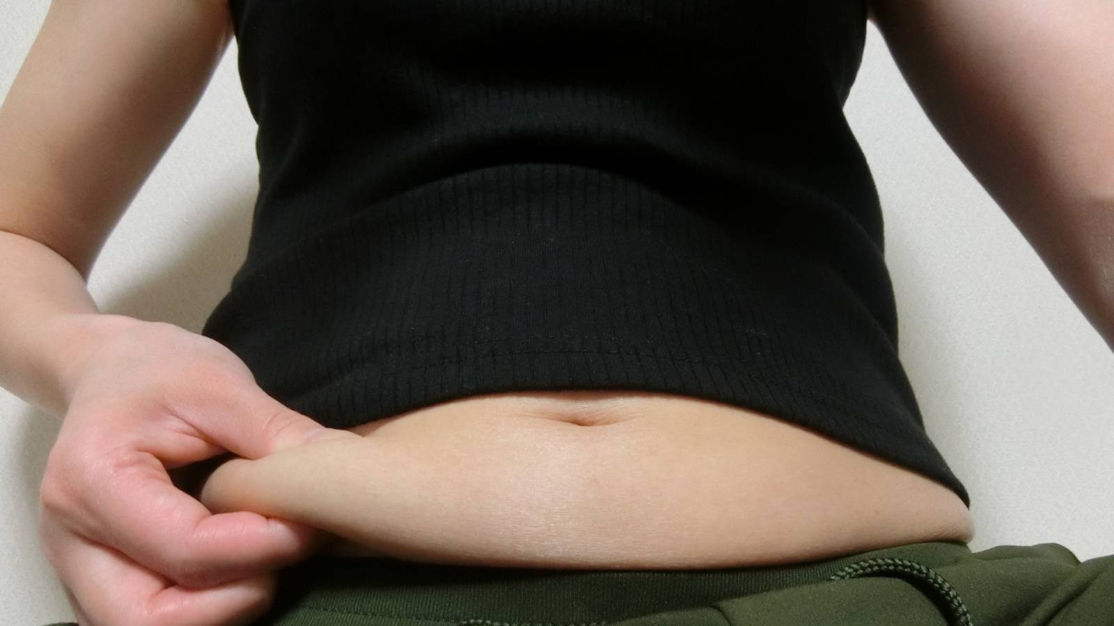 40〜50代のぽっこりお腹に…ちょっとキツくて効いから効く!寝たままできる脚クロスエクササイズ