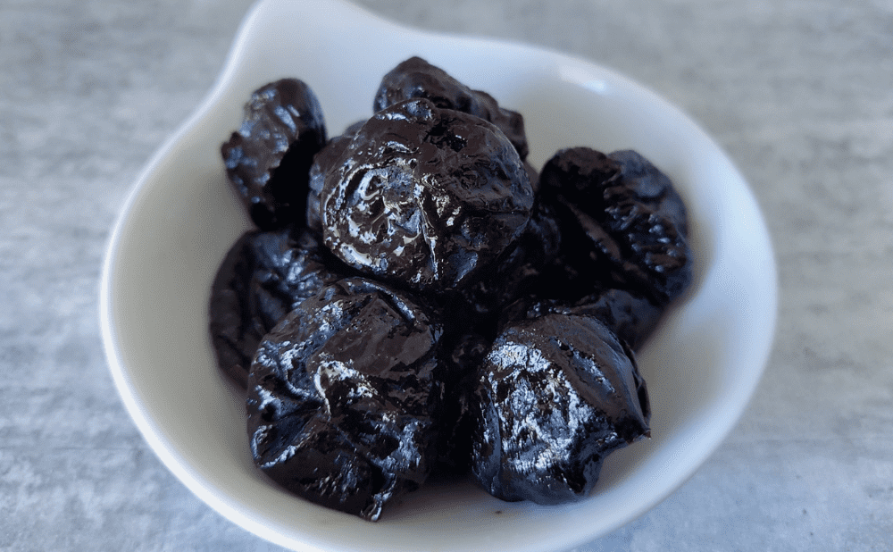 お皿に乗ったドライプルーン