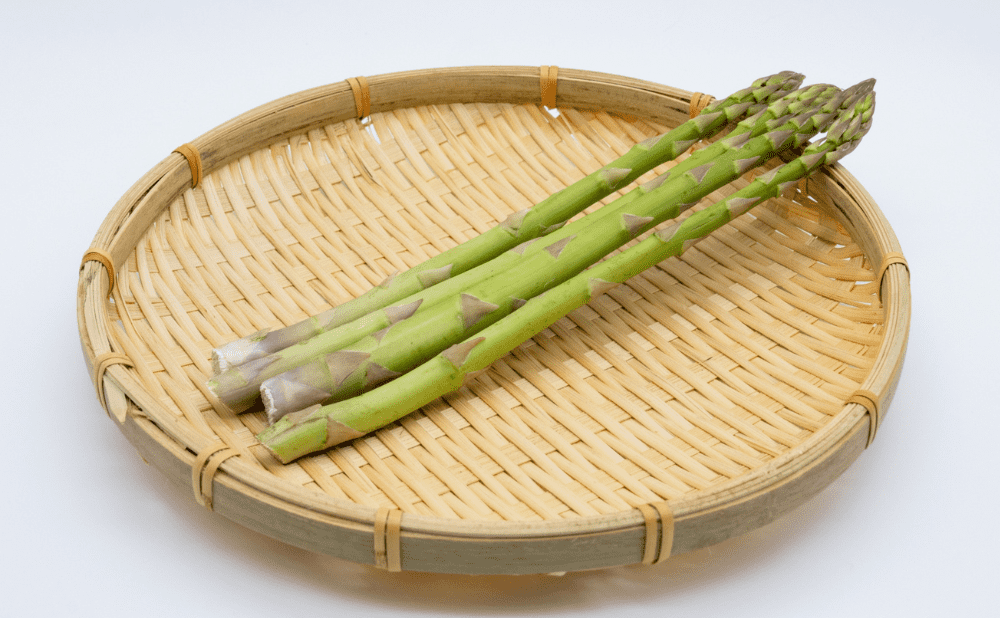 ザルに入ったアスパラガス