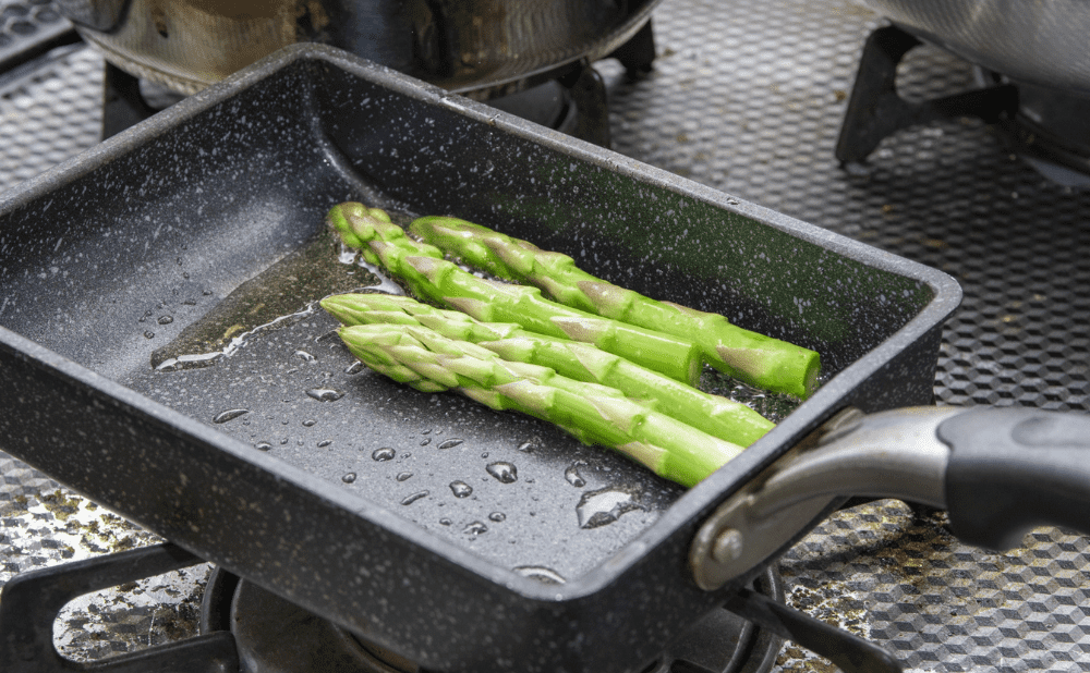 フライパンで炒めたアスパラガス