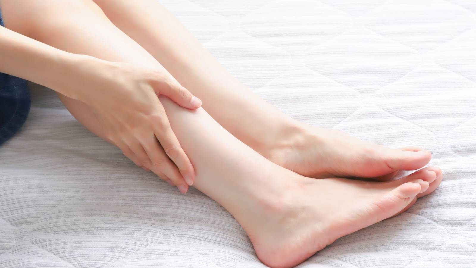  「じめじめ」「だる重」でむくみがちな下半身がスッキリ！立ちながらできる「むくみ解消ヨガ」 