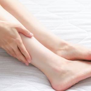 「じめじめ」「だる重」でむくみがちな下半身がスッキリ！立ちながらできる「むくみ解消ヨガ」