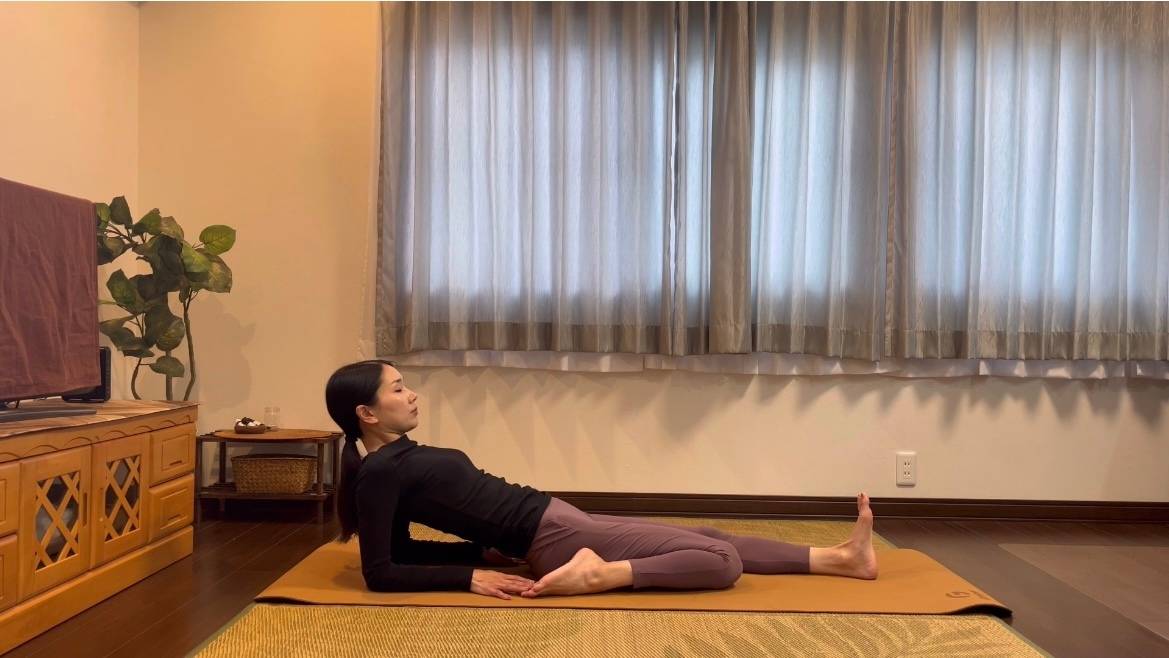 片足の割座のポーズ