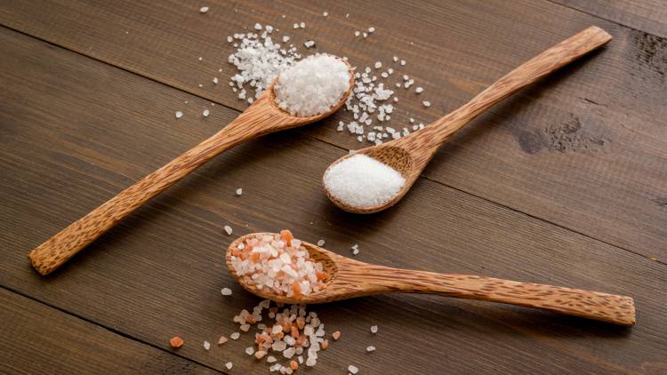 塩選びに要注意！血圧を改善させたい人が避けるべき「NGな塩の種類」とは？管理栄養士が解説