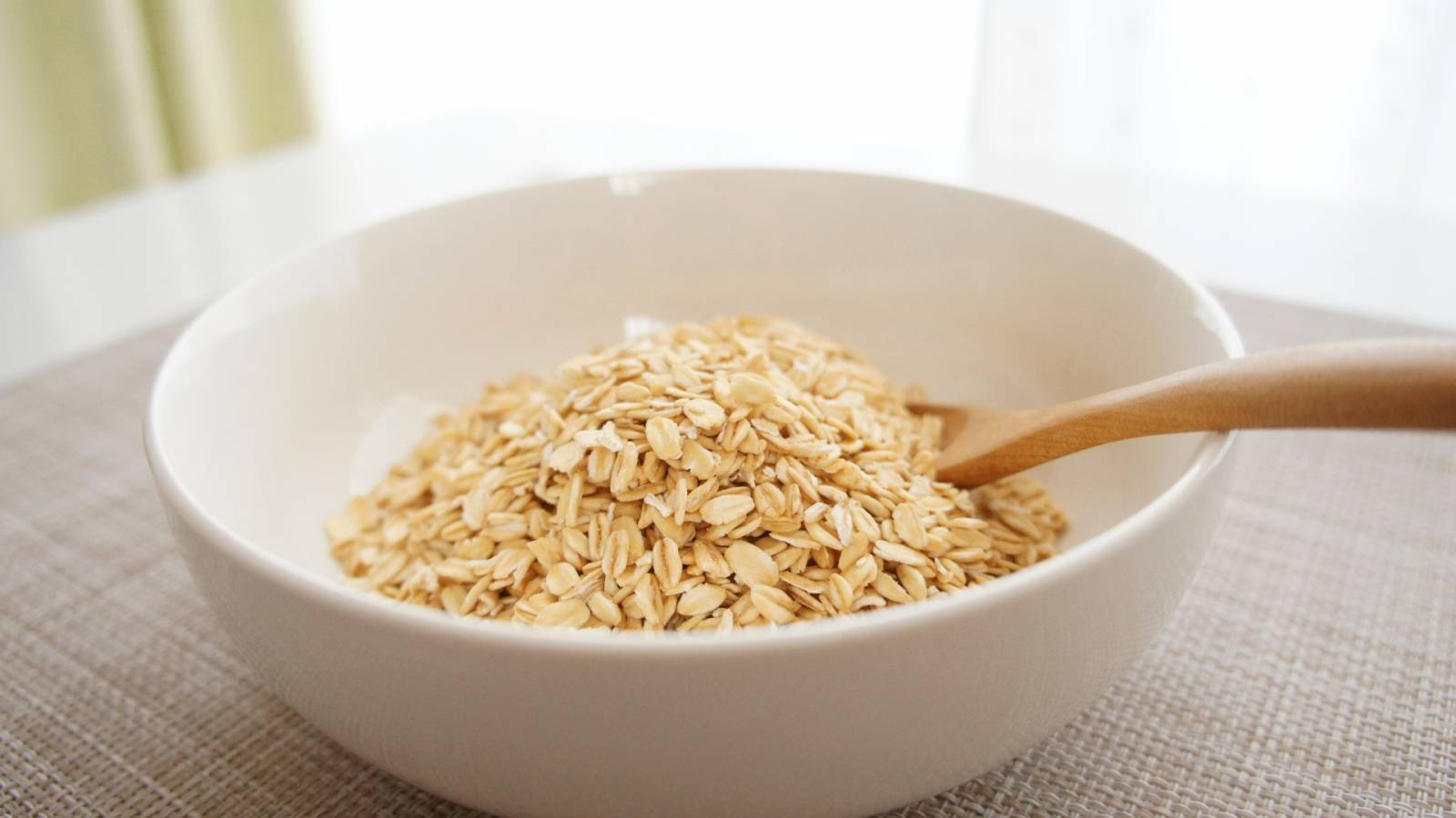 【痩せる朝ごはん】オートミールにちょい足しするだけ！代謝がアップする食材は？