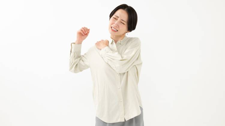 「最近、腕が上がらない…」と感じたら。三角筋をほぐして肩の可動域を上げる「三方向ストレッチ」