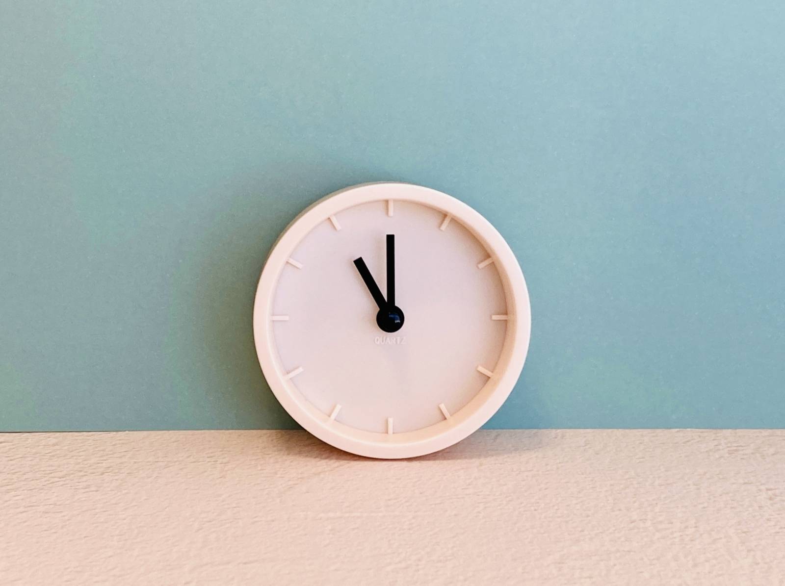 22時を指すアナログ時計