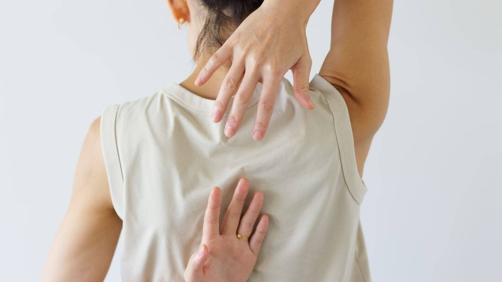 背中で握手ができない人必見！猫背・肩こりも解消できる「体の後ろで手を組めるようになるストレッチ」