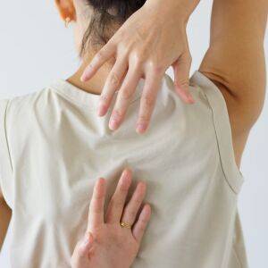 背中で握手ができない人必見!猫背・肩こりも解消できる「体の後ろで手を組めるようになるストレッチ」