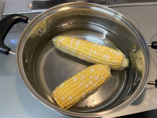 水から茹でるとうもろこし