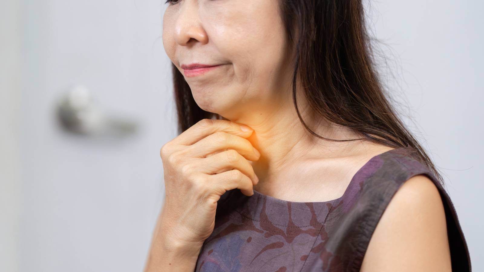 【お手軽ツボ押しで快適な“のど”に】のどの痛み・ひどい咳・声枯れに効果のあるツボ「雲門」の押し方