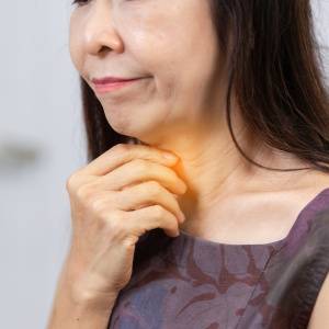 【お手軽ツボ押しで快適な“のど”に】のどの痛み・ひどい咳・声枯れに効果のあるツボ「雲門」の押し方