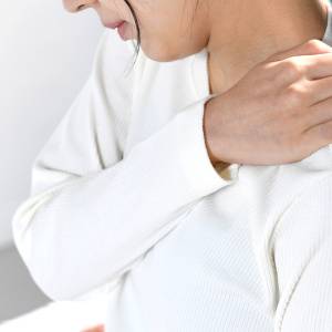 「いつも肩が痛すぎる…」ガチガチ肩こりがさらに悪化する前にやって欲しい【肩リセットストレッチ】