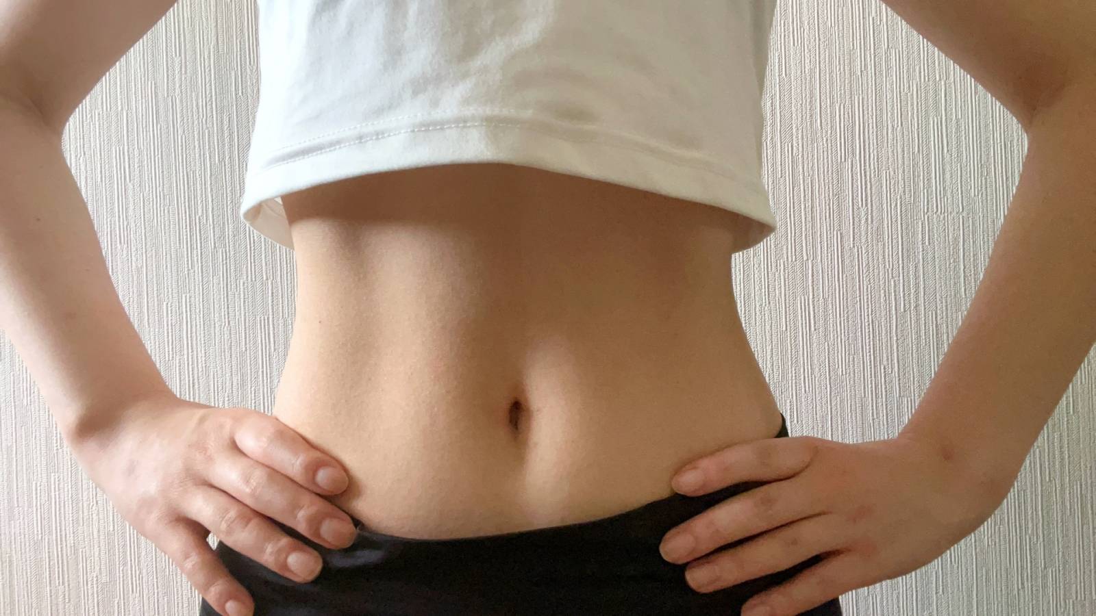 たった1分で脇腹がキュッと締まる！寝たまま伸びるだけ簡単タオルストレッチ