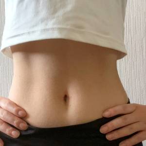 たった1分で脇腹がキュッと締まる！寝たまま伸びるだけ簡単タオルストレッチ