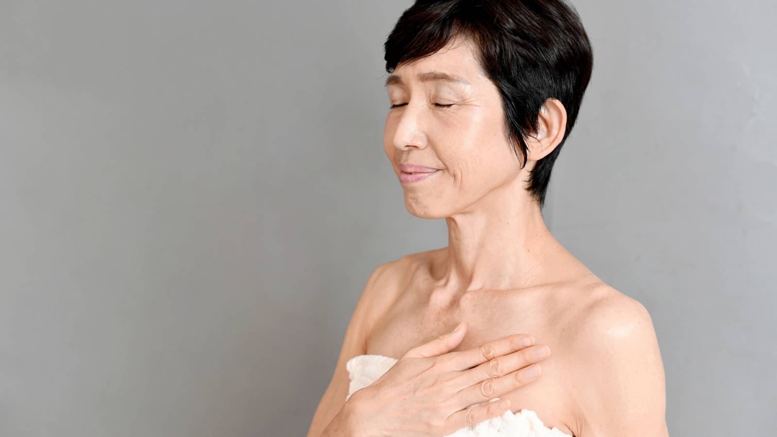 【40代のリアルな体型変化】バストのたるみを食い止める!肩甲骨まわりストレッチ