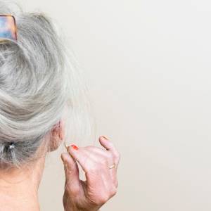 グレイヘアから見えた、老いていく自分の奥深くに眠っていた陰と陽|連載 #60代のリアル