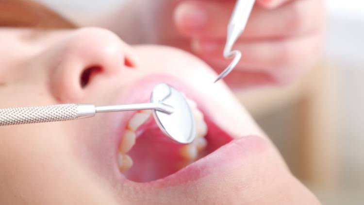 50代ですでに歯を失っている人は要注意!歯が悪い人は認知症になりやすい理由は|歯科医師が解説