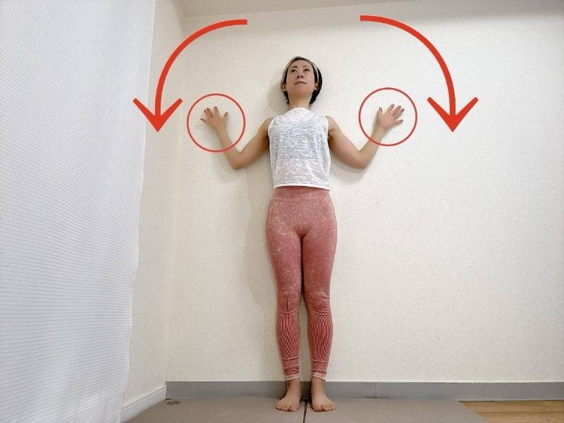 壁に背中をつけて立ち、肩を下し肩甲骨を寄せてWの形を作った体勢