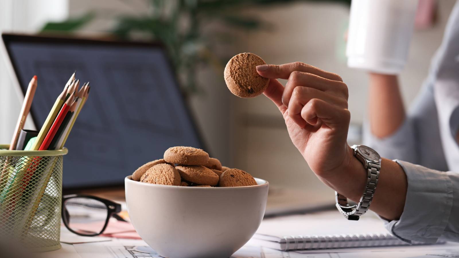 「ついお菓子に手が伸びてたわ…」実は見逃してはいけない心身のSOSサインとは【管理栄養士が解説】