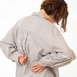 老け見えの原因は背中にあり！【肩甲骨を寄せて下げるだけ】たった1分で背中から若返る壁エクサ