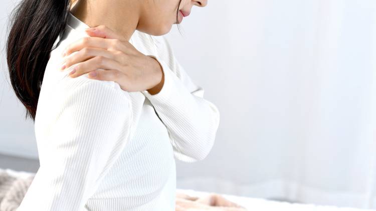 理由のはっきりしない発熱や皮膚のかゆみも？血液のがん「悪性リンパ腫」の意外なサインは｜医師が解説